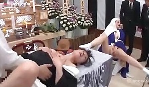 Un funeral raro parte 3 - sub español - visita rocky451 porn video
