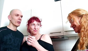 Reife deutsche Hausfrau schenkt Ehemann ersten FFM Dreier in der Küche