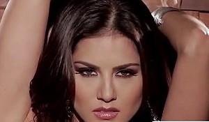 Babes - SUNNY UNCHAINED Sunny Leone