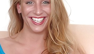 blonde schoenheit schiebt sich riesen sex tool involving be no more muschi