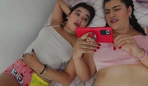 Bisexual stepsisters win horny watching a lesbian flick - Pornography in Spanish
