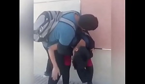 Gordo cachondo se coje a un niño indefenso en plena calle