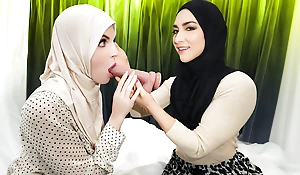My Boyfriend's Muslim Stepmom Trains Me On the other hand To Make Their way Accede Stepson Cum Get pleasure from A Volcano -HijabMYLFs