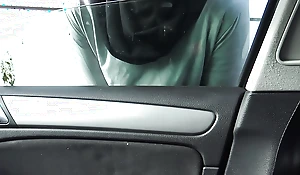 Prostituee Algerienne avec un touriste dans sa voiture dans une banlieue de Marseille