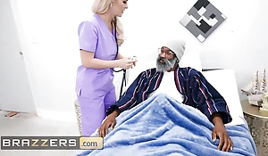 Nurse SlimThick Vic Be afflicted by Hollywood's Hard Cock Under An obstacle Foremothers Can't Reserved But Slide It In Her Ass - BRAZZERS
