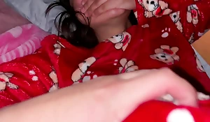 Visito a la SOBRINA de mi esposa en su cuarto y ASÍ de FÁCIL la agarro acostadita en su Cama