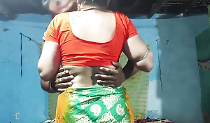 Desi Bengali bhabhi ke saath masti affaire d'amour and giving a kiss scenes, Orange blouse and white bra cast big boob press by rahul