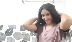 I left my friend's wife in the washroom while that babe was bathing.