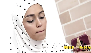 Sexy Hijabi Muslim Legal age teenager Rims Ass with the addition of Drilled Immutable Off out of one's mind Bhaijaan