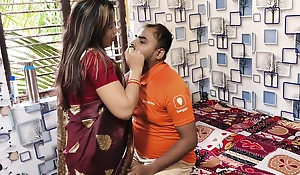 Desi indian bhabhi obtain fucked in will not hear of mean pussy by a Swiggy delivery boy