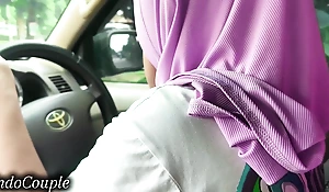 Indo viral Siswi berhijab nyepong kontol di dalam mobil sambil nyetir tantangan untuk nggak crot