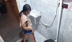 Dando o cuzinho no banheiro enquanto a amiga está do lado esperando tudo acabar